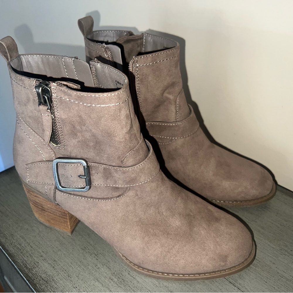 Madden Girl Size 9 Short Zippered Ankle Boots